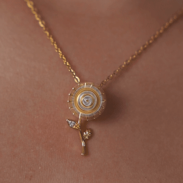 Collar Girasol Giratorio Bañado en Oro